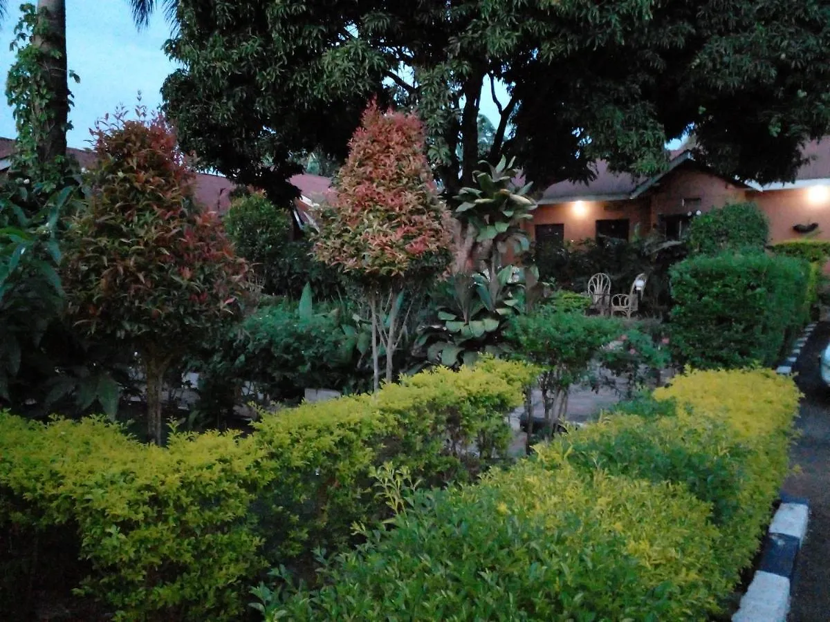 Homestay Alice Gardens And Campsite Entebbe