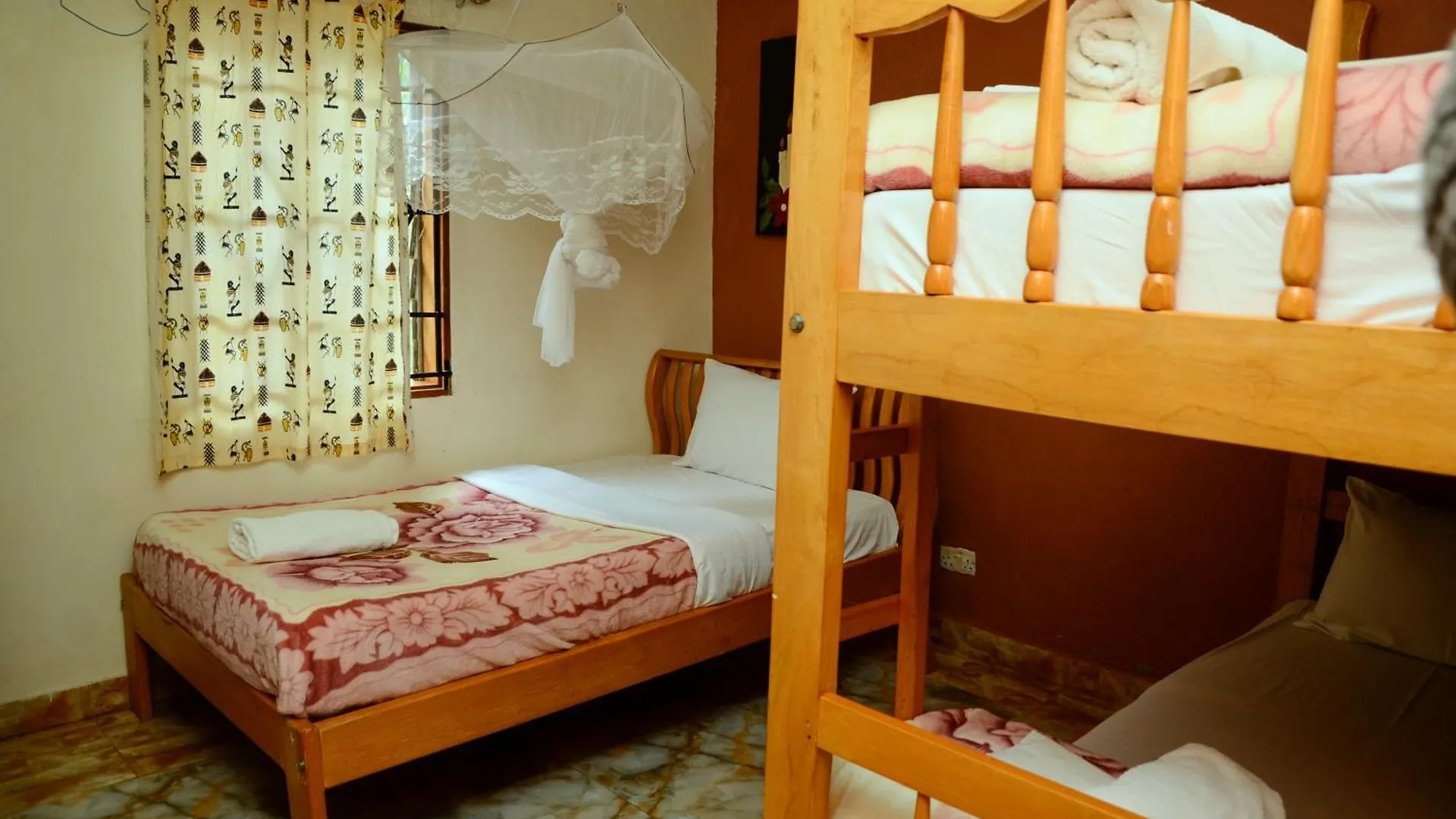 Homestay Alice Gardens And Campsite Entebbe