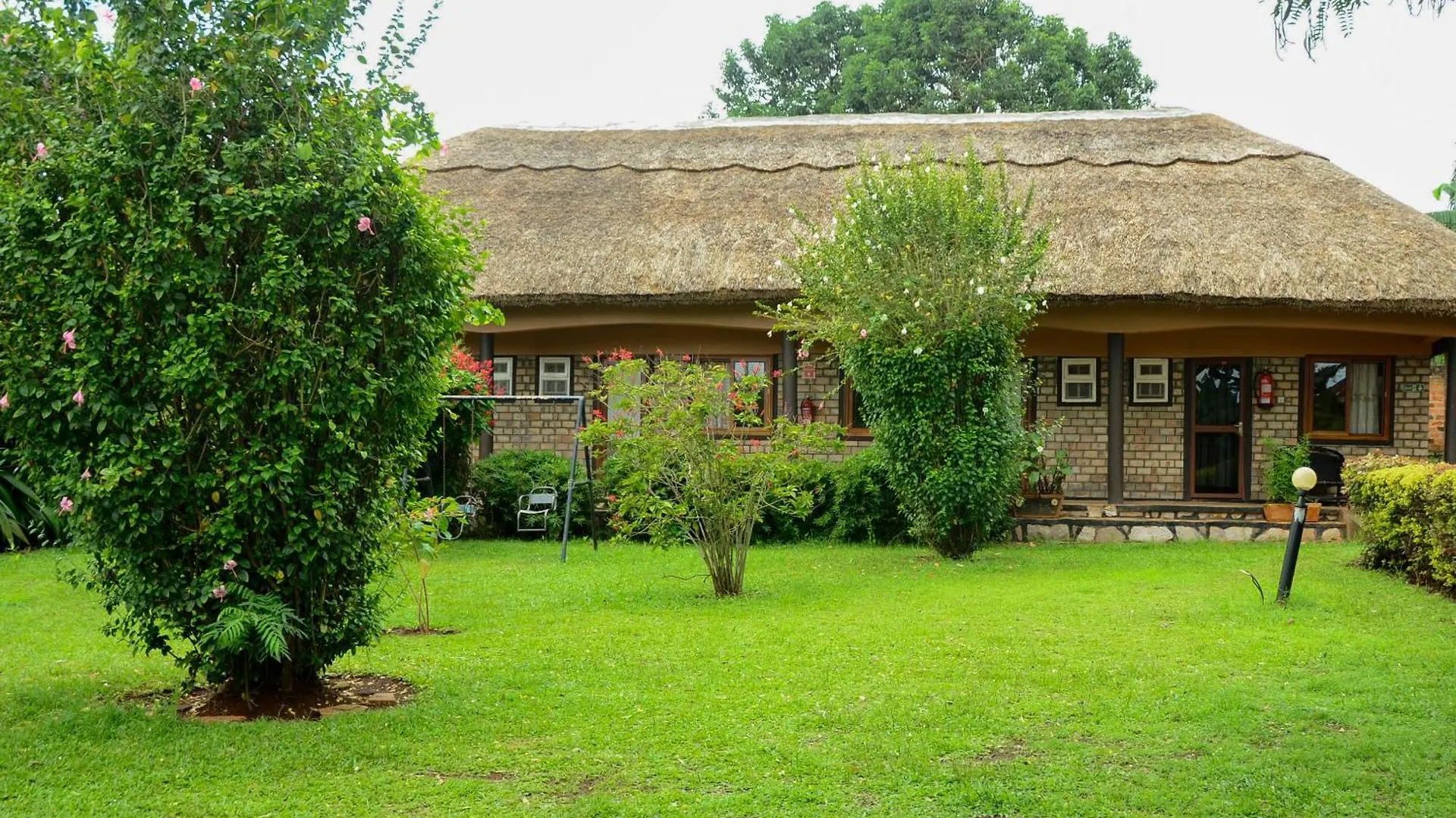 Alice Gardens And Campsite Entebbe