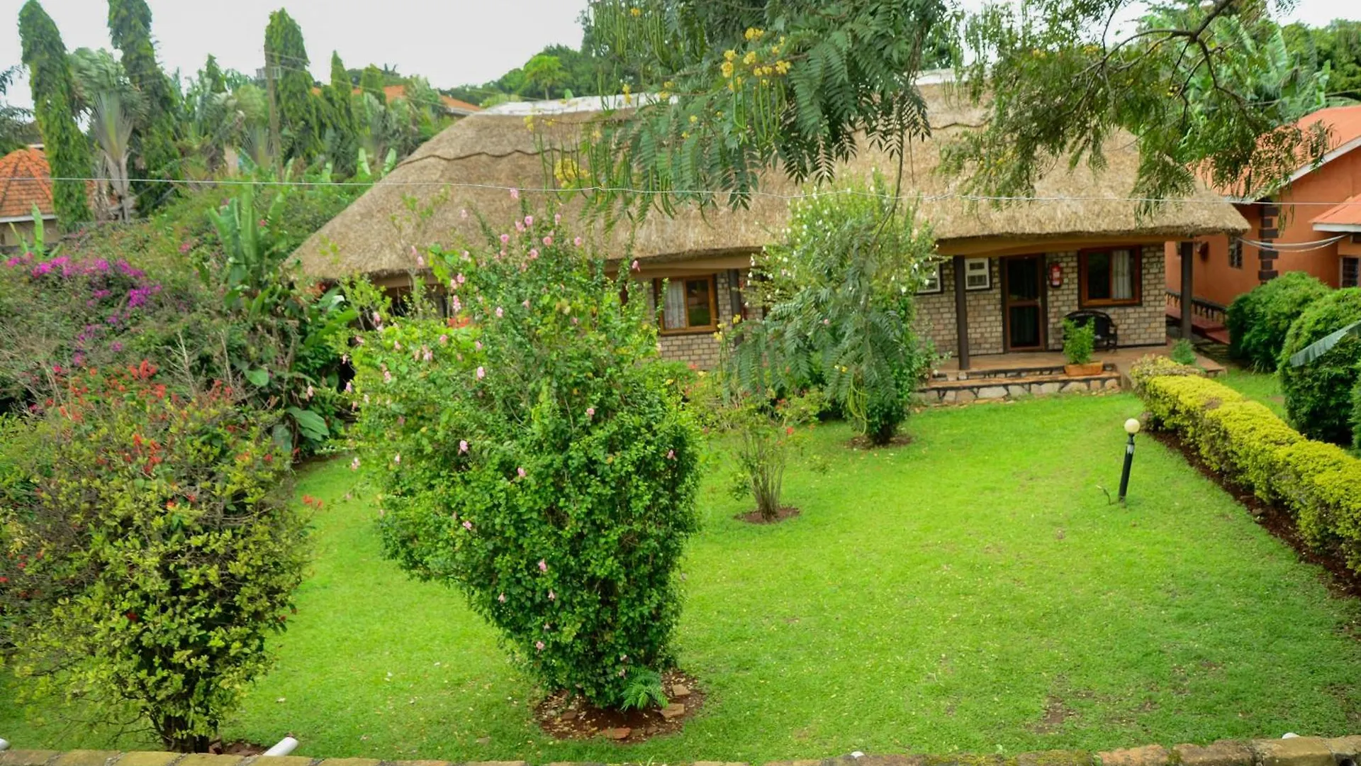 Homestay Alice Gardens And Campsite Entebbe